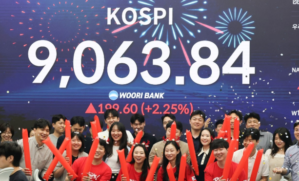 코스피가 사상 처음으로 종가 기준 9000선을 돌파하며 장을 마친 18일 서울 중구 우리은행 본점 딜링룸에서 직원들이 축하 세리머니를 하고 있다.ⓒ연합뉴스