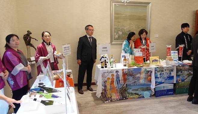 니가타현과 미야기현, 아오모리현 등의 음식과 술 특산물에 대한 전시와 시식, 시음 등 행사가 열리고 있다.