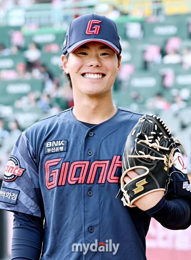 18일 오후 인천 SSG랜더스필드에서 진행된 '2026 프로야구 KBO리그' SSG랜더스와 롯데자이언츠의 경기. 롯데의 새 아시아쿼터 외국인 투수 이이무라 쇼타가 경기전 인터뷰를 갖고 포즈를 취하고 있다./송일섭 기자