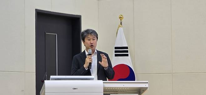 송호준 에코프로 대표가 지난 11일 포항 에코프로비엠 포항 사업장에서 ‘안공지능(AI) 자율제조 선도 프로젝트’에 대해 설명하고 있다. 공동 취재