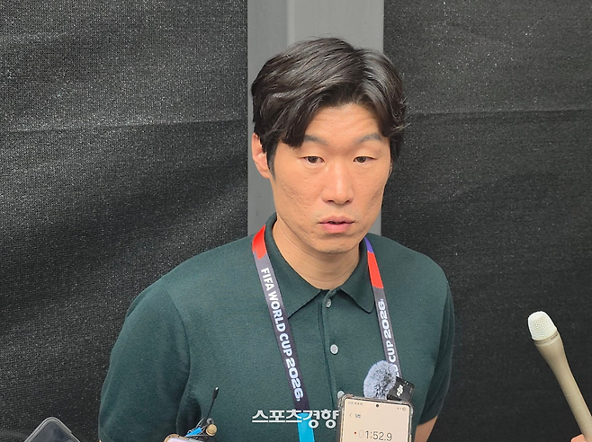 박지성 JTBC 해설위원이 18일 멕시코 과달라하라의 베이스캠프에서 취재진과 만나 손흥민의 활약상에 대한 기대감을 설명하고 있다. 황민국 기자