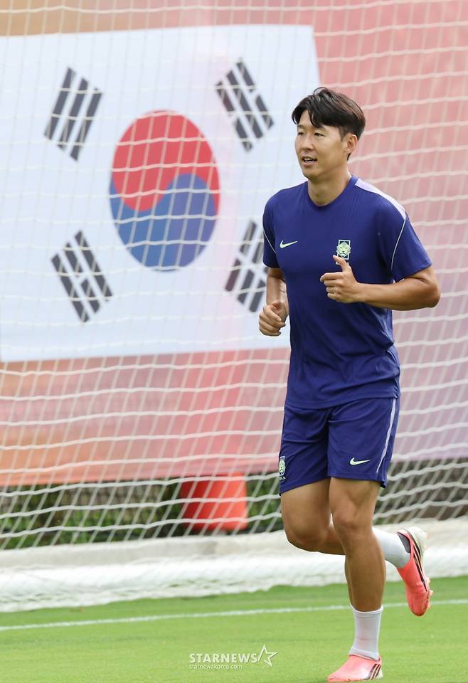 대한민국 축구 국가대표팀이 2026 북중미월드컵 A조 예선 멕시코전을 하루 앞두고 17일 멕시코 과달라하라 치바스 베르데 바예에서 훈련을 진행했다. 손흥민을 비롯한 선수들이 러닝 훈련을 하고 있다. /사진=김진경 대기자