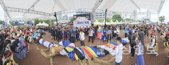 ▲ 지난해 태화강마두희축제에서 시민들이 큰줄당기기 행사에 참여하고 있다. 경상일보 자료사진