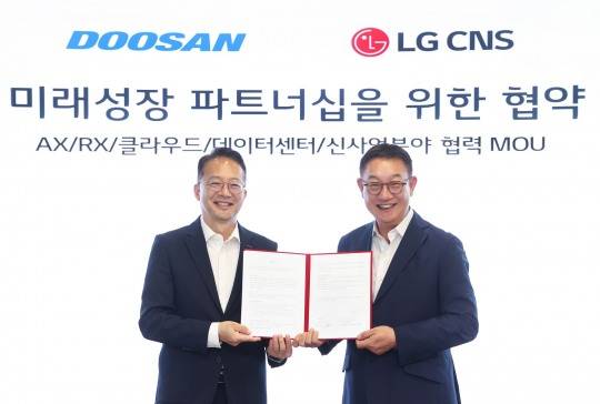 현신균 LG CNS 사장(오른쪽)과 유승우 ㈜두산 사장이 18일 업무협약식 이후 기념 사진을 촬영하고 있는 모습. /사진=LG CNS