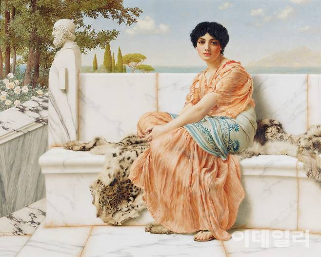 존 윌리엄 고드워드의 ‘사포의 시대’(1904). 신고전주의 회화의 정수를 보여주는 고드워드의 대표적인 걸작이다. 기원전 7세기 고대 그리스에서 활동했던 전설적인 여성 시인 사포를, 그림을 바라보는 현재 시점으로 생생하게 불러냈다. 찬란하고 평화로운 고대의 한순간을 영원히 박제해 두고 싶은 염원이 읽힌다. 사포를 연기한 검은 머리의 모델은 고드워드의 뮤즈로, 작품에 연이어 등장하는 것은 물론 고드워드가 이탈리아 로마로 이주할 때도 동행했을 만큼 예술세계에 깊은 영감을 준 존재로 알려져 있다. 캔버스에 유채, 58.4×73.7㎝. 게티미술관(미국 로스앤젤레스) 소장.