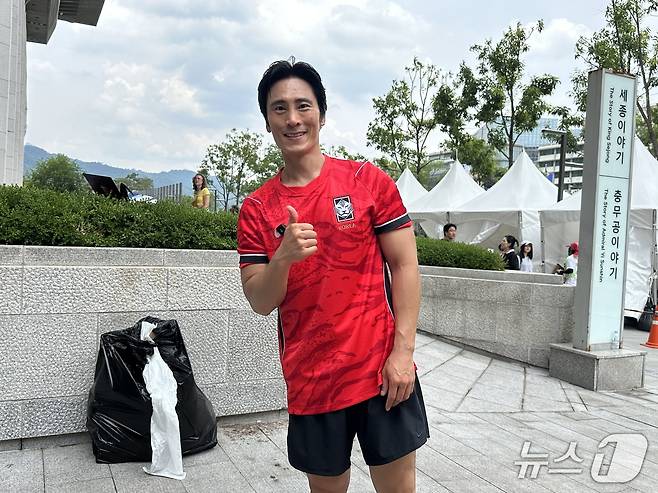 19일 거리응원이 끝난 광화문광장을 청소한 개그맨 김재우 씨. 2026.6.19/뉴스1 ⓒ News1 한민아 기자