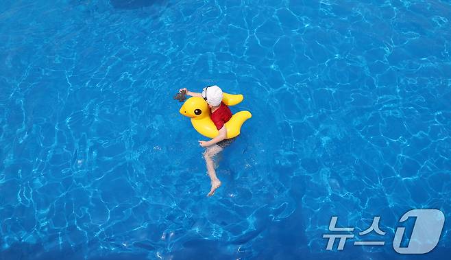 '도심 속 워터파크' 한강 수영장이 개장한 19일 서울 영등포구 여의도 한강공원 수영장에서 한 어린이가 오리 모양 튜브를 타고 물총을 쏘며 즐거운시간을 보내고 있다. 2026.6.19 ⓒ 뉴스1 오대일 기자