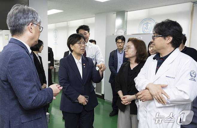 정은경 보건복지부 장관은 19일 경남 진주의 경상국립대병원에서 '지역의사제 현장 타운홀 미팅'을 열어 제도 시행에 대한 의과대학의 준비 상황과 교육·수련 여건을 점검하는 한편 의학교육계와 전공의·의대생의 정책 제언을 들었다.(보건복지부 제공)