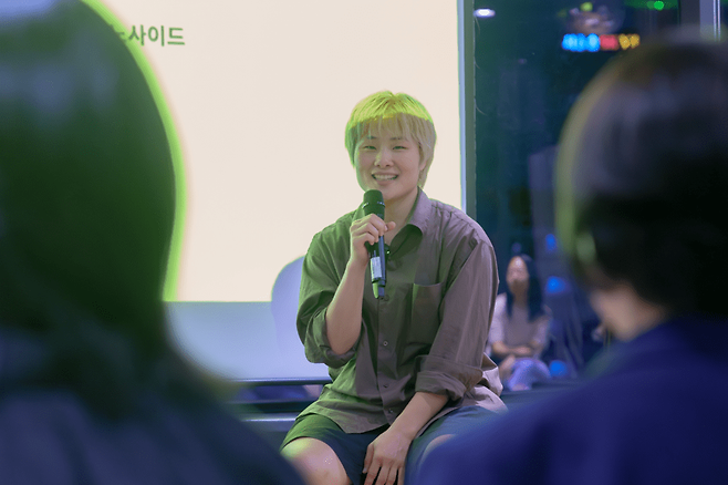 신보미레가 다큐멘터리 상영 후 진행된 관객과의 대화에서 세계 무대 도전 과정과 앞으로의 목표를 이야기하고 있다. 노사이드 제공