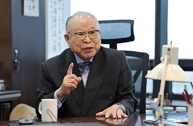박정기 전 한국전력 사장은 “매년 직접 그린 그림으로 연하장을 제작해 800여 명에게 보낸다”고 했다. 인쇄된 상용 연하장 대신 일일이 마음을 담아 전하는 그만의 특별한 소통 방식이다. /남강호 기자