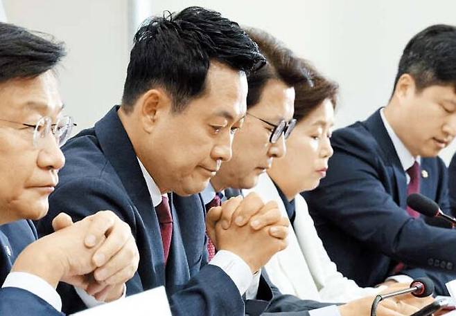 장동혁(왼쪽에서 두번째) 국민의힘 대표가 18일 서울 여의도 국회에서 열린 최고위원회의에서 굳은 표정으로 앉아있다. /남강호 기자