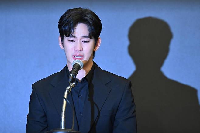 배우 김수현이 사생활 논란으로 활동을 중단한지 약 1년 만에 복귀 소식을 전했다. 한국일보 자료사진