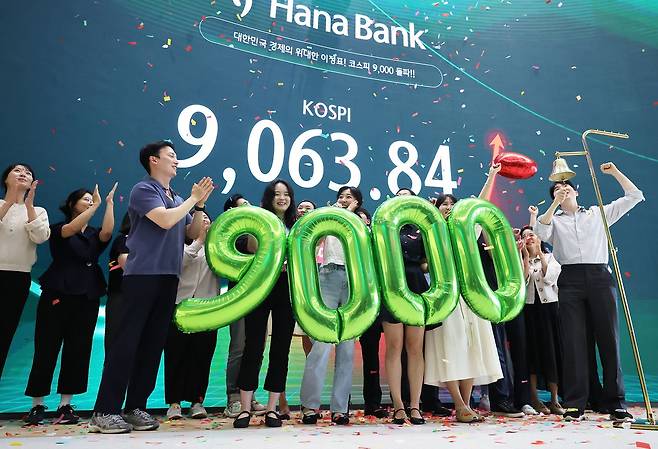 코스피가 사상 처음으로 9000포인트를 돌파 마감한 18일 서울 중구 하나은행 딜링룸. 이날 코스피는 전 거래일 대비 199.60포인트(2.25%) 오른 9063.84로 마감했다. 공동취재=뉴스1
