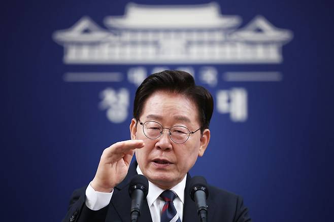 이재명 대통령이 19일 청와대 춘추관에서 열린 G7 참석·유럽 순방 결과 브리핑에서 취재진 질문에 답하고 있다. 연합뉴스