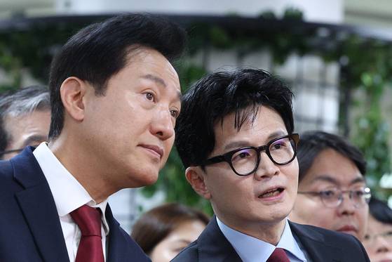 2023년 11월 당시 오세훈 서울시장(왼쪽)과 한동훈 법무부 장관이 15일 오후 서울 동작구 서울여성플라자에서 열린 범죄피해자 원스톱 솔루션센터 설치·운영을 위한 업무협약에서 대화하고 있다. 뉴스1