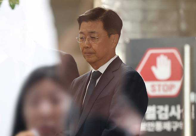 홍장원 전 국가정보원 1차장이 11일 ‘계엄 정당화 메시지 전달’ 의혹과 관련해 피의자 신분으로 조사를 받기 위해 과천 권창영 2차 종합 특별검사팀으로 출석하고 있다. 연합뉴스