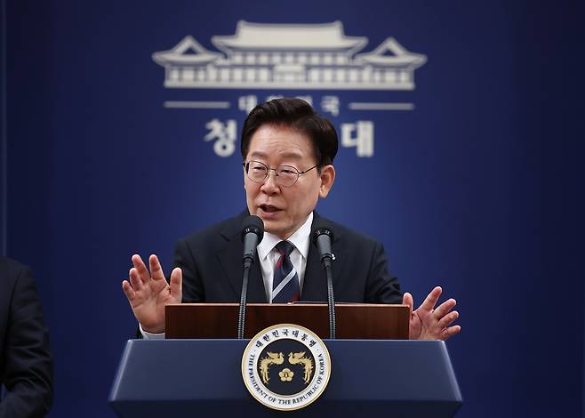 이재명 대통령이 19일 청와대 춘추관에서 열린 유럽 순방 결과 브리핑에서 취재진 질문에 답변하고 있다. 연합뉴스