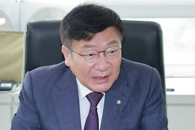 국민의힘 정점식 원내대표, 한국노총 방문 국민의힘 정점식 원내대표, 한국노총 방문 (서울=연합뉴스) 신현우 기자 = 국민의힘 정점식 원내대표가 19일 서울 영등포구 여의도 한국노동조합총연맹을 방문해 인사말하고 있다. 2026.6.19 nowwego@yna.co.kr (끝) <저작권자(c) 연합뉴스, 무단 전재-재배포, AI 학습 및 활용 금지>