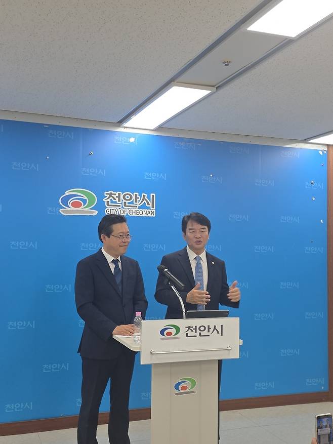 문진석(오른쪽) 국회의원(천안시갑)과 장기수 천안시장 당선인이 19일 천안시청 브리핑실에서 ‘AI특화 시범도시 천안아산권 선정’ 과정을 의미를 알리는 기자회견을 열었다.