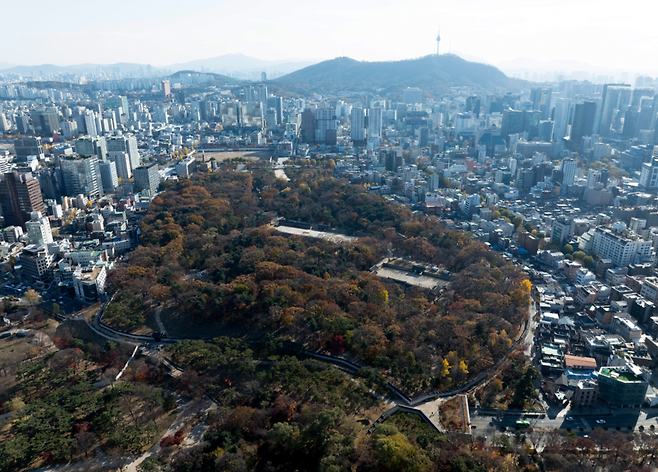 종로구는 19일 구보를 통해 세운4구역 재개발사업 사업시행계획(변경)인가를 고시했다. 사진은 서울 종로구 종묘 너머로 보이는 세운4구역의 모습 ⓒ연합뉴스