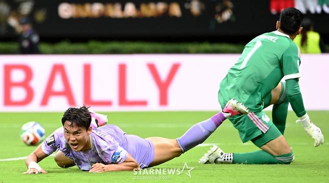 2026 북중미월드컵 A조 예선 대한민국 대 멕시코 경기가 19일(한국 시간) 멕시코 과달라하라 에스타디오 아크론에서 열렸다.후반 교체투입된 오현규가 기회를 살리자 못하자 아쉬움을 터트리고 있다. 2026.06.19. /사진=김진경 kim.jinkyung@