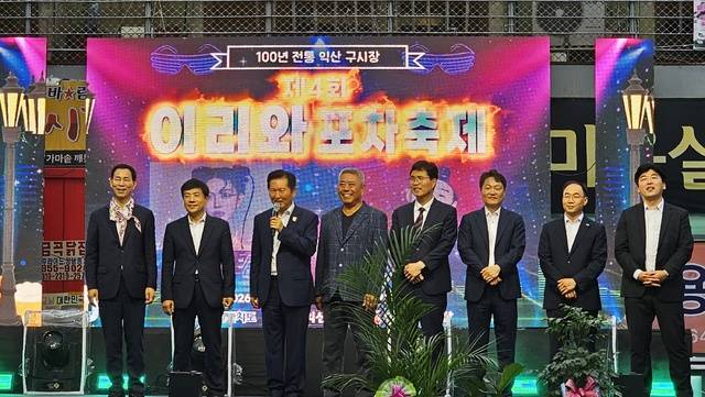 19일 익산 남부시장 주차장에서 열린 제4회 이리와 포차축제 현장을 찾은 정청래 더불어민주당 대표가 인사말을 하고 있다./사진=송승욱 기자