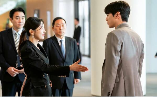 '신입사원 강회장' 스틸 컷 / 사진=SLL, 코퍼스코리아