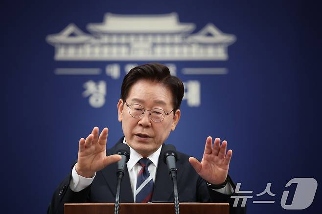 이재명 대통령이 19일 청와대 춘추관에서 열린 유럽·G7 순방 결과 브리핑에서 취재진 질문에 답변하고 있다. 2026.6.19 ⓒ 뉴스1 이재명 기자