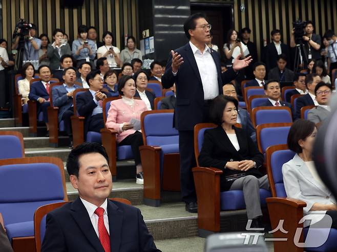 장동혁 국민의힘 대표가 지난 17일 오후 서울 여의도 국회에서 열린 긴급 의원총회에서 송석준 의원의 공개 발언 요구를 듣고 있다. 2026.6.17 ⓒ 뉴스1 황기선 기자