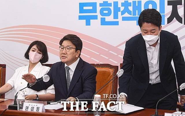 공개 석상에서 표출된 내홍이 당에 치명상을 입힐 수 있다는 지적이 나온다. 사진은 2022년 6월 20일 당시 이준석 국민의힘 대표(오른쪽)와 배현진 최고위원(왼쪽)이 서울 여의도 국회에서 열린 최고위원회의에서 비공개 회의 진행과 관련해 갈등을 빚자 권성동 원내대표가 급히 회의를 비공개로 전환하는 모습. /남윤호 기자