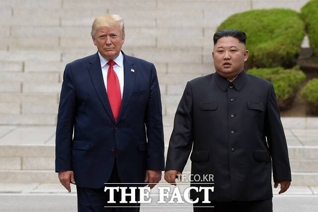도널드 트럼프 미국 대통령이 북미 대화를 원한다면서도 선결 조건인 북핵 문제에 대한 고민을 드러낸 것으로 19일 확인됐다. 북한은 비핵화 포기를 더 압박하면서 제재 해제의 손익을 따져볼 것으로 보인다. 사진은 지난 2019년 6월 판문점에서 김정은 북한 국무위원장과 트럼프 대통령이 만난 모습. /AP. 뉴시스