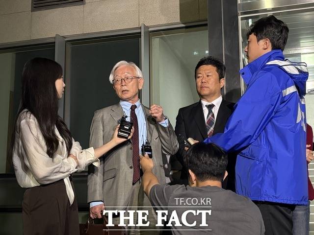 이화영 전 경기도 평화부지사가 국회증언감정법 위반 혐의로 징역 4개월의 실형을 선고받은 직후인 20일 새벽 이 전 부지사 측 변호인단이 기자들과 만나 입장을 밝히고 있다. /정예은 기자