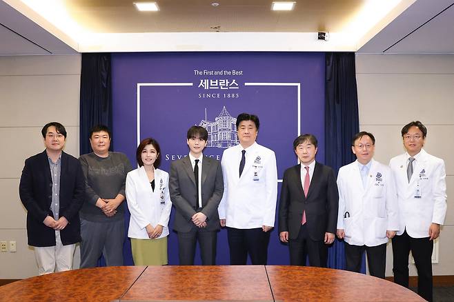 세브란스병원에 50억원을 기부한 BTS 슈가(왼쪽에서 네번째)와 천근아 어린이병원장(왼쪽에서 세번째). 세브란스병원에는 슈가의 본명을 딴 자폐 스펙트럼 장애 특화 치료센터 '민윤기치료센터'가 세워졌다. /세브란스병원 제공