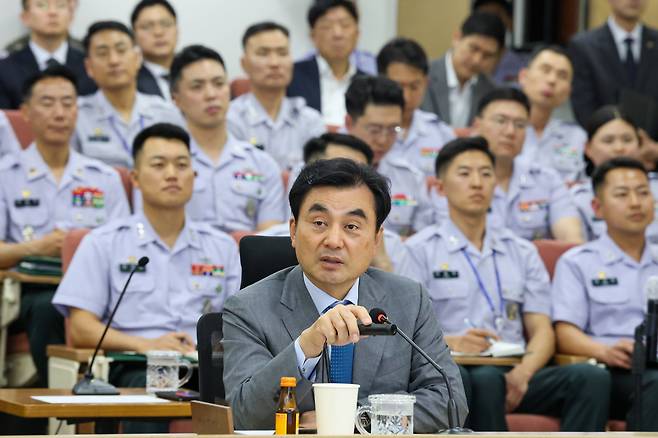 안규백 국방부 장관이 지난달 27일 오후 육군사관학교를 방문해 교수 및 훈육관과 간담회를 하고 있다./국방부