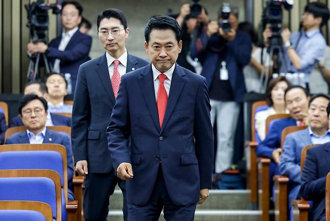 장동혁 국민의힘 대표가 17일 서울 여의도 국회에서 열린 의원총회에 참석하고 있다. 뉴시스