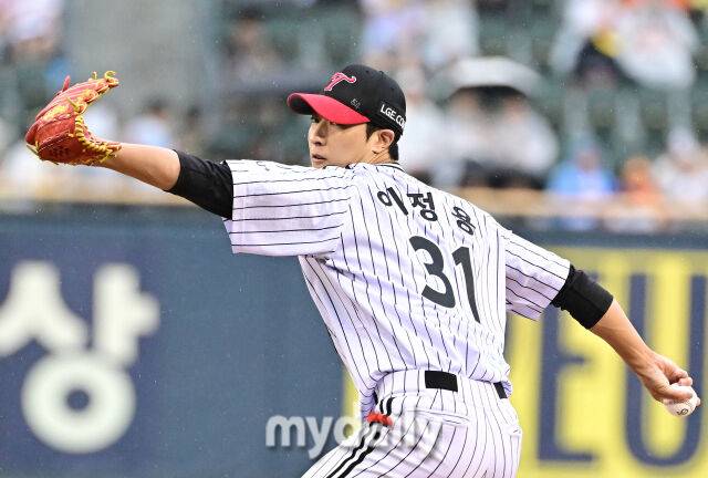 LG 선발투수 이정용이 역투하고 있다./잠실=유진형 기자