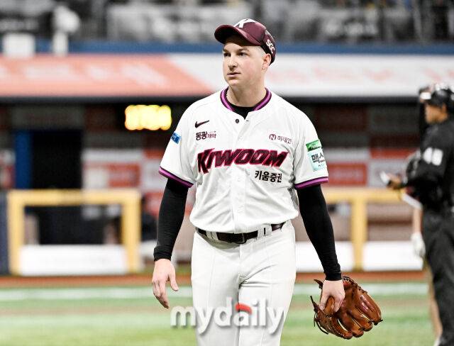 20일 오후 서울 고척스카이돔에서 진행된 '2026 프로야구 KBO리그' 키움히어로즈와 롯데자이언츠의 경기. 키움 로젠버그가 4회초 교체되고 있다./송일섭 기자