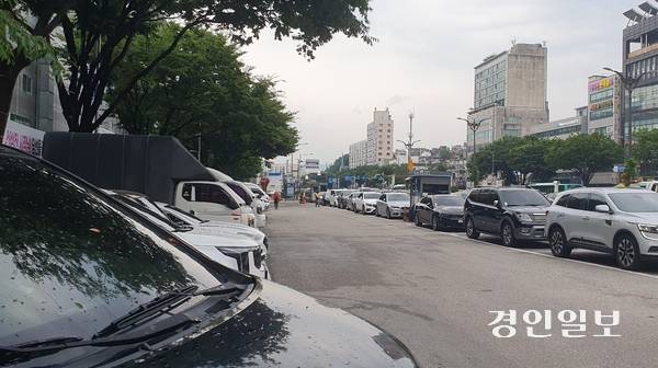 성남 산성대로 한 노상 공영주차장에 지난 19일 금요일 오후 차들이 빼곡히 들어차 있다. 2026.6.19 성남/김순기기자 ksg2011@kyeongin.com