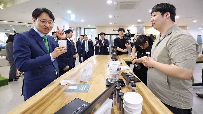 임광현 청장이 청년 창업가와 이야기 나누고 있다.