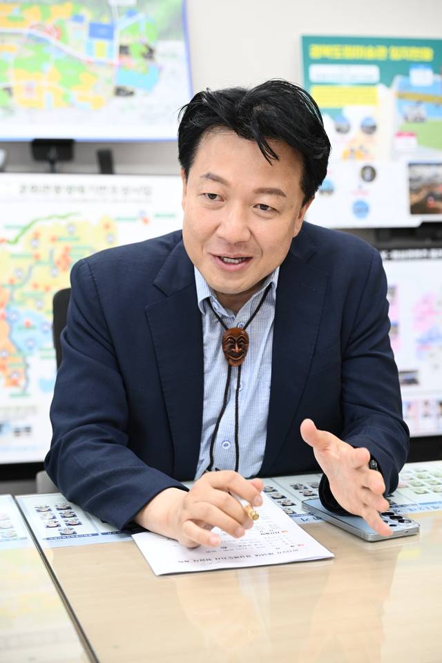 박찬우 경북도 문화관광체육국장이 대구일보와의 인터뷰에서 한일 정상회담 이후 경북 관광 활성화 전략과 경북형 파라도르 조성 구상에 대해 설명하고 있다. 문정화 기자