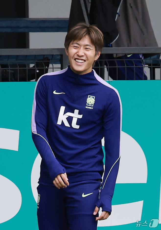 2026 북중미 월드컵에 출전하는 대한민국 축구 국가대표팀 이강인이 14일(현지시간) 멕시코 과달라하라 인근 사포판에 위치한 베이스캠프 훈련장 치바스 바예 베르데에서 훈련 중 환하게 웃고 있다. 2026.6.15 ⓒ 뉴스1 임세영 기자