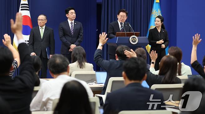 이재명 대통령이 19일 청와대 춘추관에서 열린 유럽·G7 순방 결과 브리핑에서 취재진 질문을 받고 있다. 2026.6.19' ⓒ 뉴스1 이재명 기자