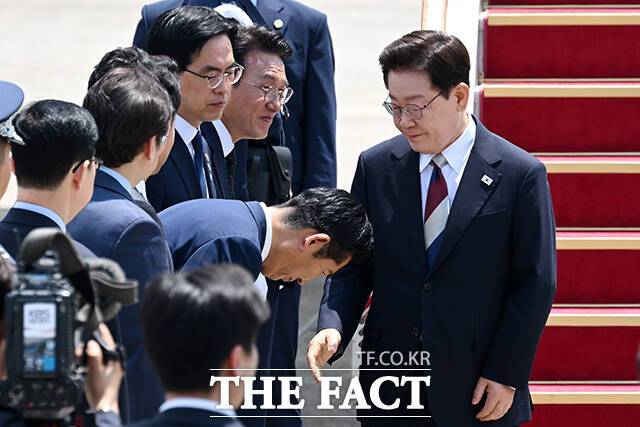 더불어민주당 신임 지도부를 선출하는 전당대회가 두 달여 앞으로 다가오면서 취임 2년 차를 맞은 이재명 대통령과 합을 맞출 집권 여당 대표에 어떤 인물이 세워질지 관심이 쏠린다. 사진은 유럽 방문과 G7(주요 7개국) 정상회의 참석 등 순방 일정을 마친 이 대통령이 지난 18일 성남시 서울공항을 통해 귀국한 가운데, 정청래 민주당 대표가 이 대통령에게 고개 숙여 인사하는 모습. /남용희 기자