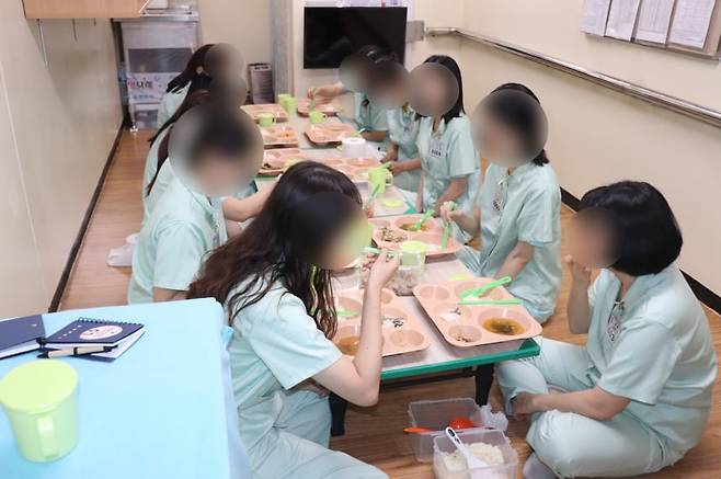 지난 17일 청주여자교도소에서 점심 배식을 받아 식사하는 모습./법무부 제공