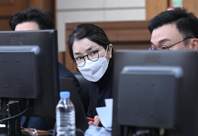김건희 여사가 지난해 12월 3일 서울 서초구 서울중앙지법에서 열린 자본시장법 위반 혐의 결심 공판에 출석해 있다. 사진공동취재단