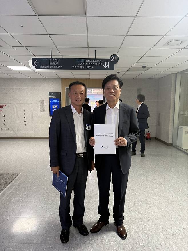 ▲ 김왕규 양구군수 당선자가 21일 국회의원회관에서 조승래 더불어민주당 사무총장에게 용하리~야촌리 고성토 구간 교량화 관련 자료를 전달하고 국비 지원 방안을 건의했다.