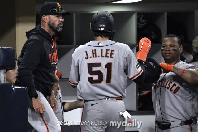 MLB 샌프란시스코에서 뛰고 있는 이정후가 득점을 올린 뒤 덕아웃에서 팀 동료들로부터 축하를 받고 있다./게티이미지코리아