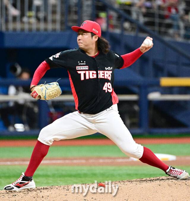 2026년 5월 26일 오후 서울 고척스카이돔에서 열린 '2026 신한 SOL KBO리그' KIA 타이거즈와 키움 히어로즈의 경기. KIA 김범수가 7회말 구원등판해 역투하고 있다./마이데일리