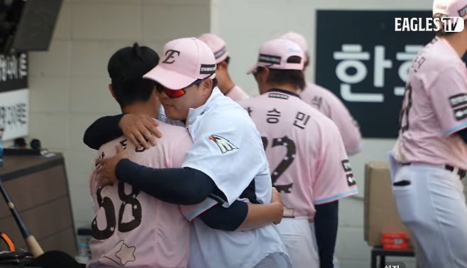 박준영이 경기 후 선배 류현진의 축하를 받고 있다. 한화 이글스 유튜브 캡처