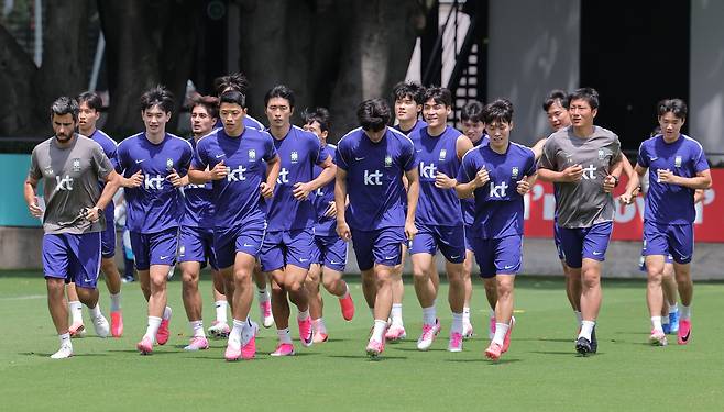 한국 축구대표팀 선수들이 19일(현지 시간) 멕시코 과달라하라 인근 사포판의 치바스 바예 베르데에서 훈련하고 있다. 연합뉴스